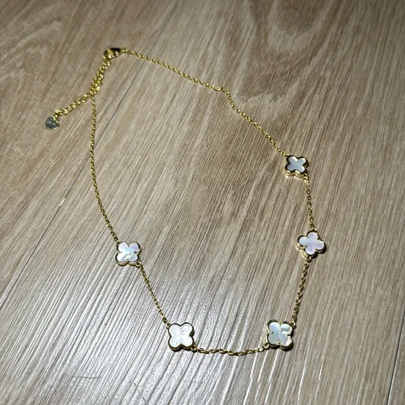 Gold Necklace with 5 Mother of Pearl Clover Pendants EVRY JEWELS - Picture 3 of 8